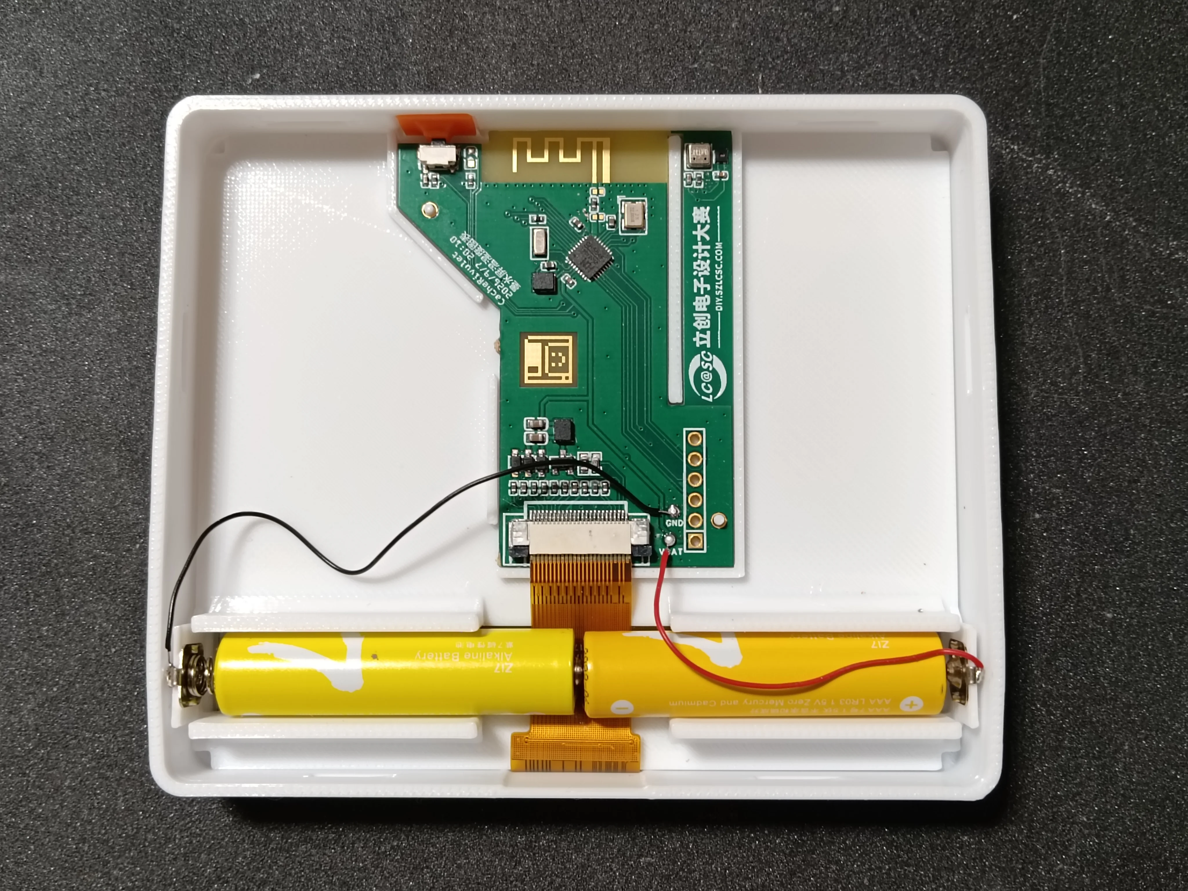 安装 PCB 和电池
