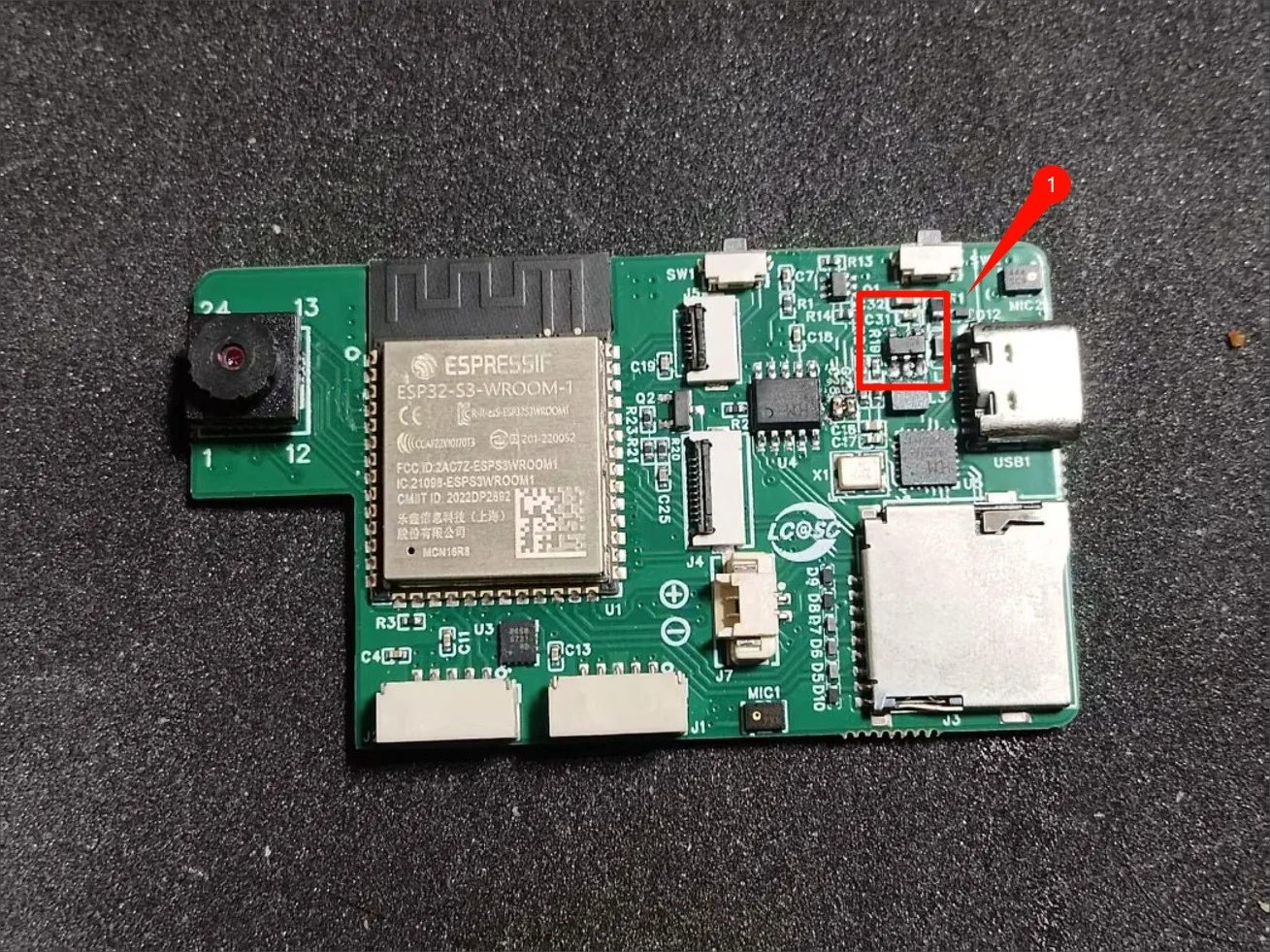 序号 1 位置(正面,靠近 USB 口)